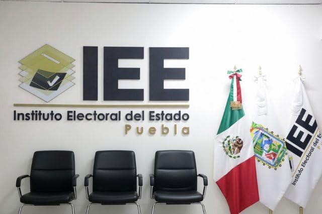 Salón de sesiones en IEE en Puebla, editada con IA