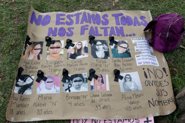 Pancarta con nombres de mujeres asesinadas en Puebla