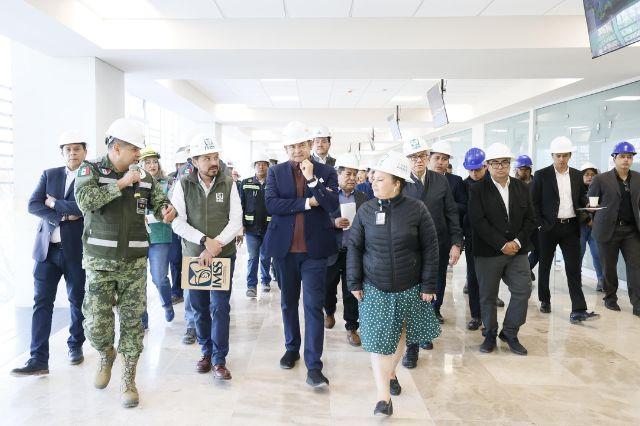 Armenta, Zoé Robledo y personal en recorrido de la construcción del Hospital San Alejandro 