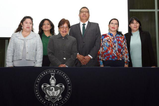 Al centro, rectora de la BUAP, María Lilia Cedillo Ramírez