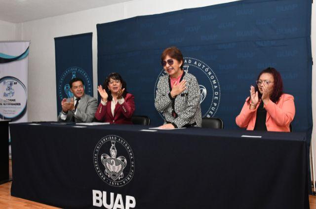 Al centro, rectora de la BUAP, María Lilia Cedillo Ramírez