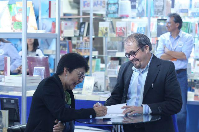 Rectora de la BUAP firma el libro que escribió