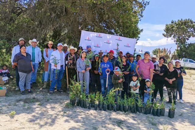 personas en evento de reforestación 