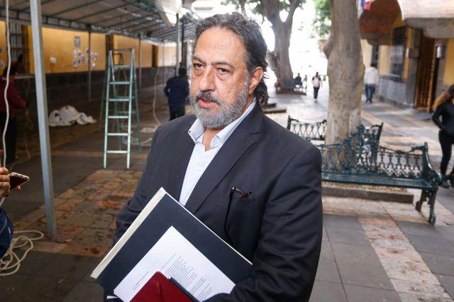 César Cansino con traje 