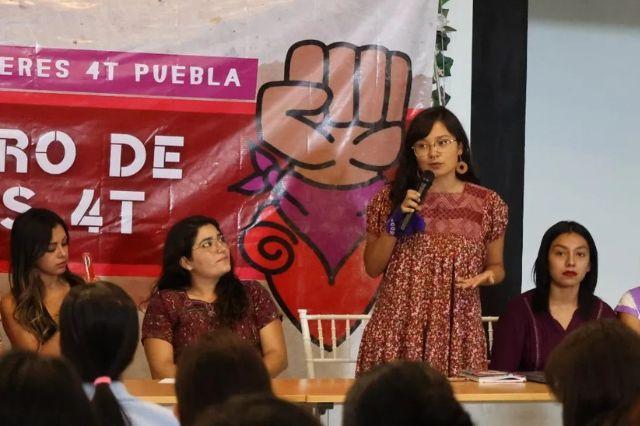 Lupita Vanesa López Silva en un foro de mujeres de la 4T