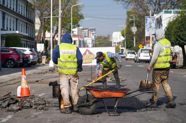 Trabajadores mejoran calles de Puebla