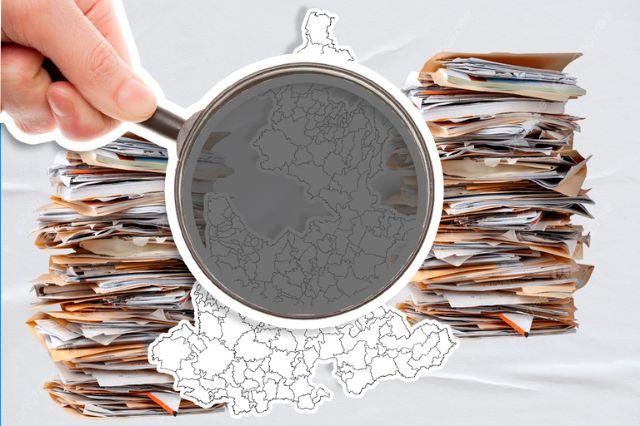 Lupa con mapa de Puebla al fondo 