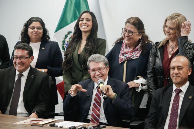 Ricardo Monreal con diputados de Puebla