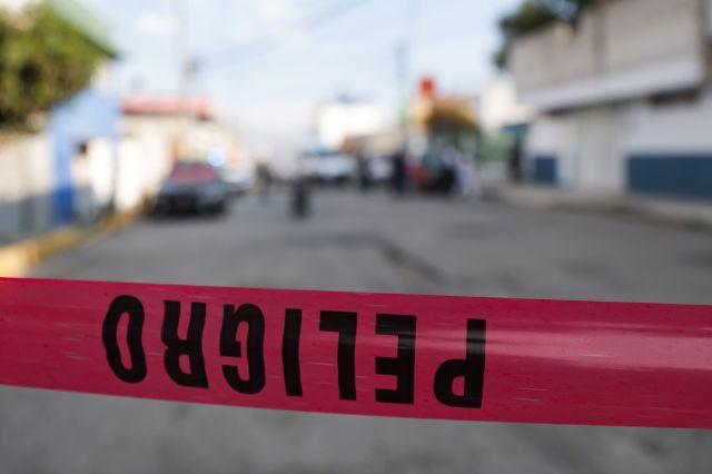 Cinta de Peligro con escena de crimen al fondo 
