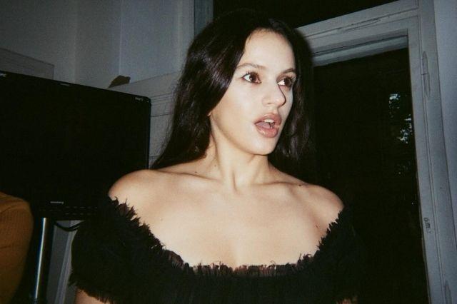 Rosalía llega a México, prueba pozole y presenta su nuevo disco LUX