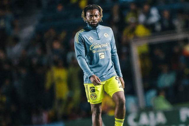 Saint-Maximin critica canchas de México y explica su adaptación en América