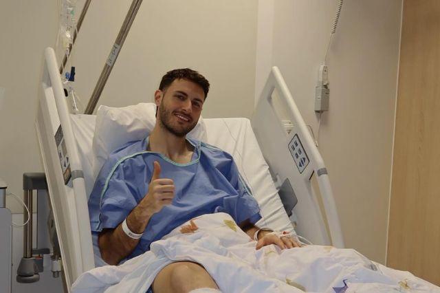 Santiago Giménez se recupera tras cirugía de tobillo en Países Bajos