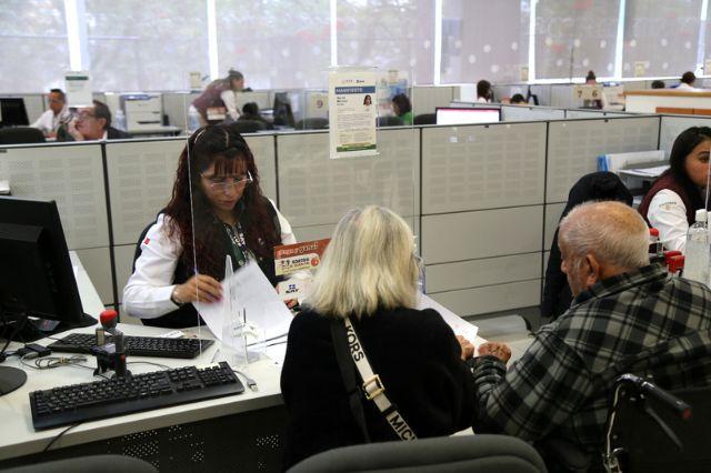 Personas realizando su declaración anual ante el SAT
