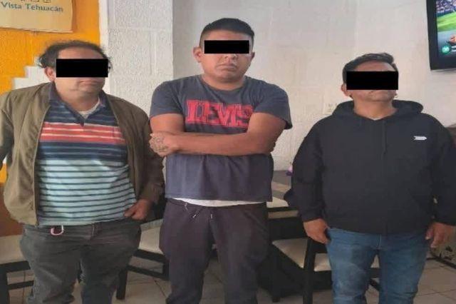 Rescatan a tres hombres