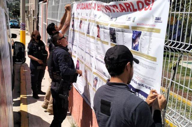 Elementos de la SSP colocando pancarta de desaparecidos en Amozoc