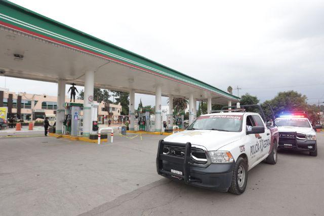 Policía estatal resguarda lugar donde mujer fue baleada en gasolinera