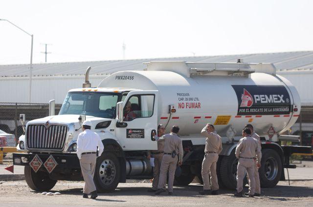 Trabajadores junto a pipa de Pemex