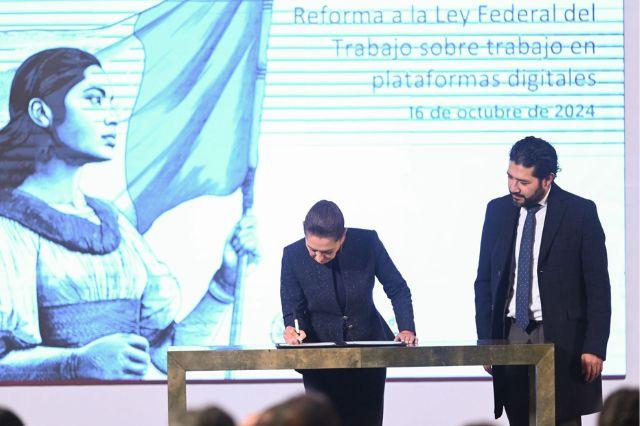 Claudia Sheinbaum en la firma de la reforma laboral 