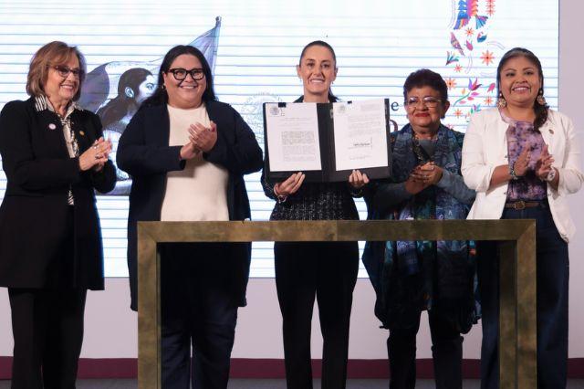 la presidenta y funcionarias de su gabinete tras la firma del decreto de la reforma de igualdad sustantiva