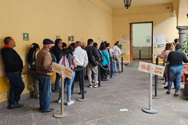 Ciudadanos en fila para realizar un trámite en las oficinas del SAT en el centro de Puebla