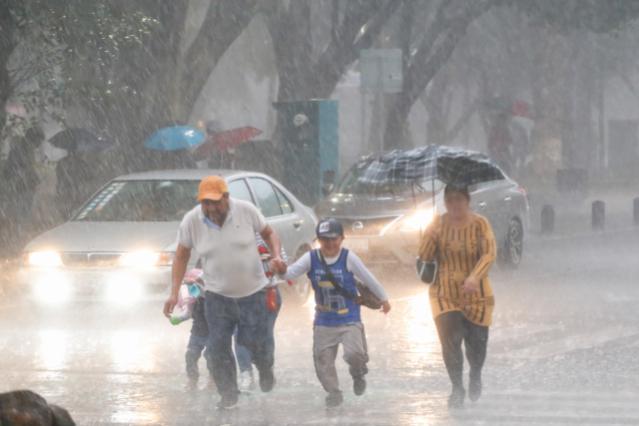 Poblanos huyendo de la lluvia: imagen ilustrativa