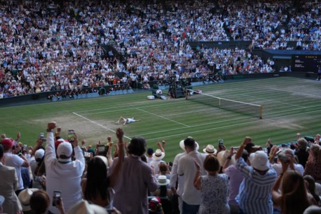 Sinner recostado en el césped del All England Club