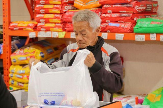 Adulto mayor en programa Empacador Voluntario  