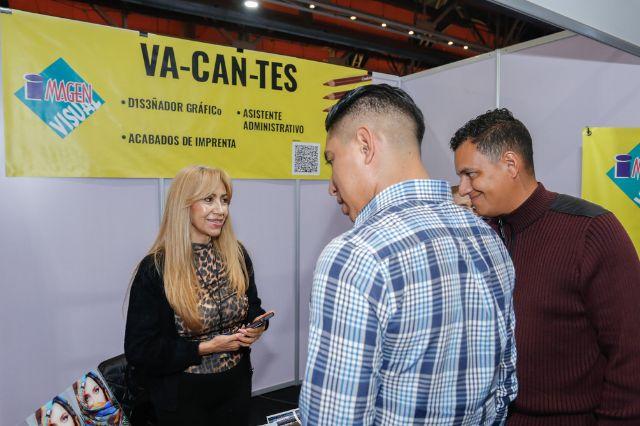 Personas durante feria de empleo en Puebla 
