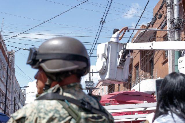 Soldado vigila el retiro de cámaras de videovigilancia