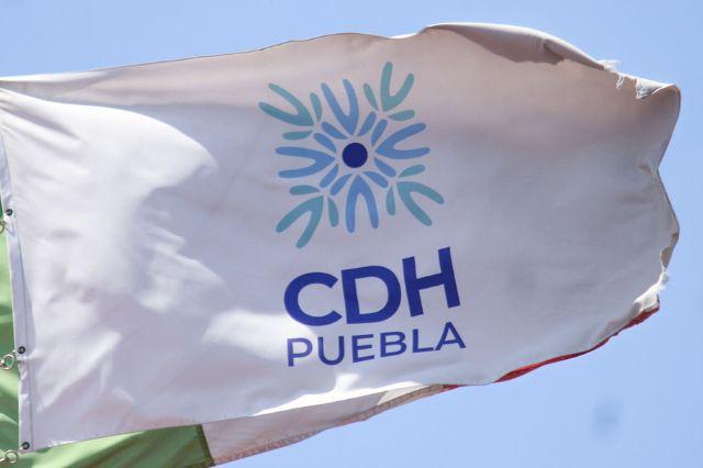 Bandera con el logo de la CDH Puebla