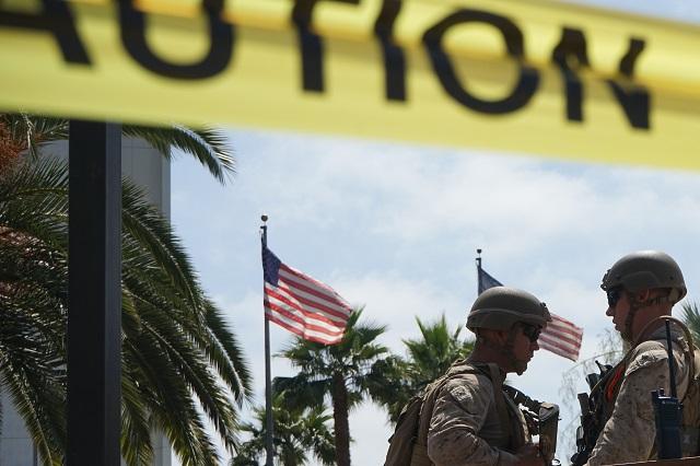 Soldados con bandera de Estados Unidos al fondo 