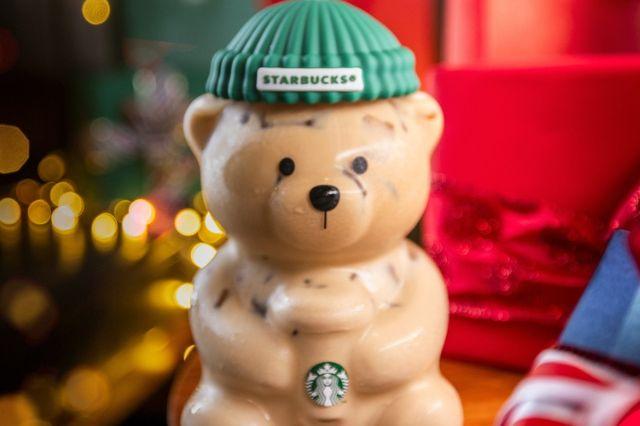 Starbucks lanza el esperado vaso de oso y genera largas filas en Puebla
