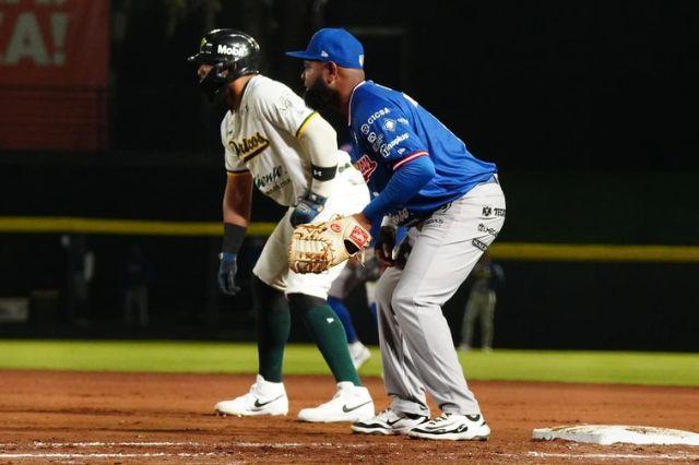 David Rodríguez aguarda desde primera base