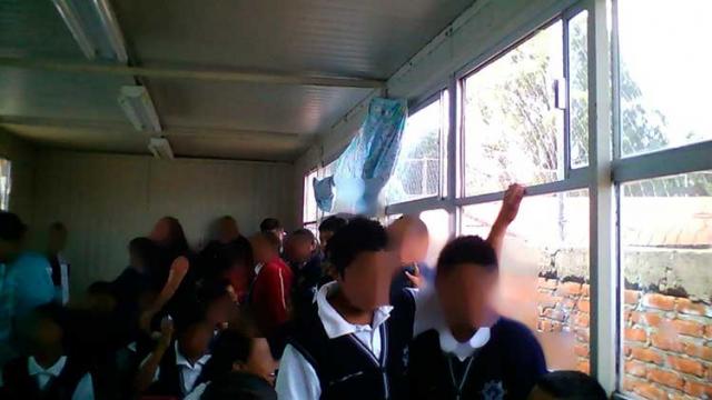 Técnica 141: Los jóvenes permanecen hacinados en las “aulas” donde apenas pueden moverse entre los pupitres.