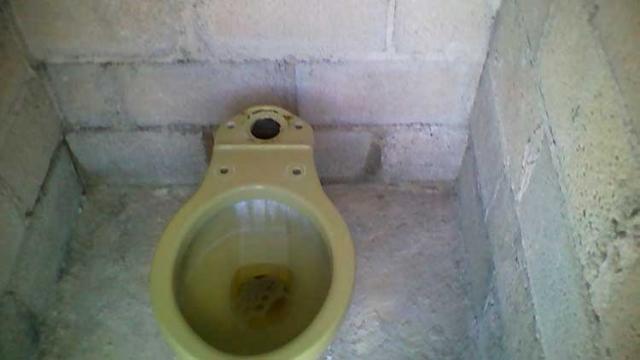 Técnica 141: Los jóvenes permanecen hacinados en las “aulas” donde apenas pueden moverse entre los pupitres.