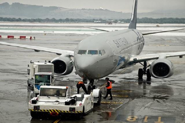 Aspecto de un avión en la pista de un aeropuerto