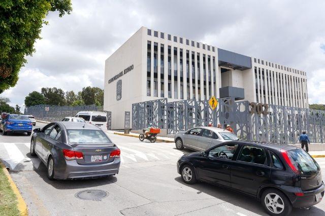 Topes frente al Congreso del Estado, autorizados por Ayuntamiento panista