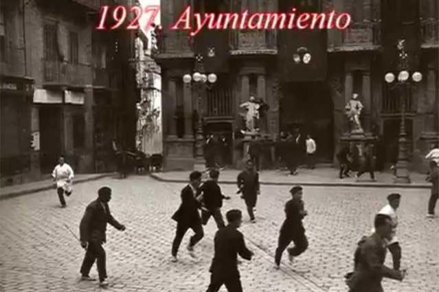 Algo de historia: el encierro del año 1927 los toros entrando a la curva del Ayuntamiento, los corredores de entonces, algunos muy trajeados