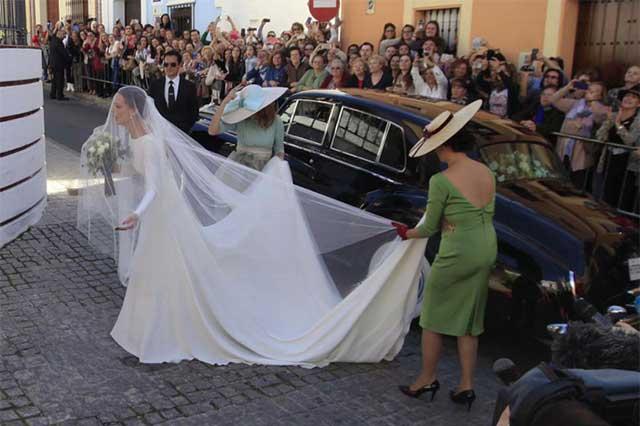 Hermoso y muy bello vestido blanco con espectacular velo de 12 capas lució la muy querida conductora de TV Eva González