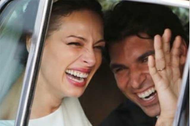 Cayetano Rivera Ordoñez y Eva, ya esposos, saliendo de la ceremonia religiosa rumbo a la finca para el festejo de boda