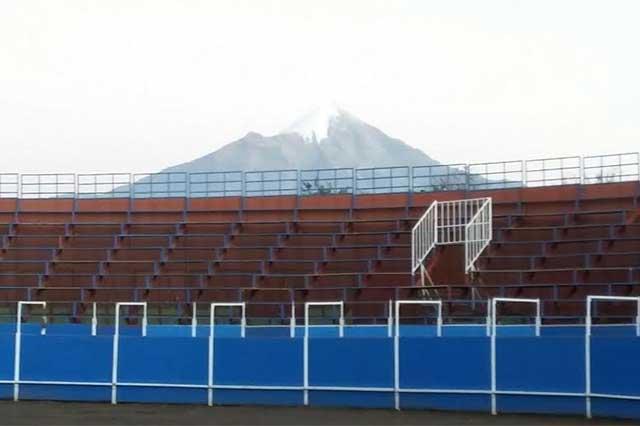 Majestuoso el volcán “Pico de Orizaba” y a sus pies la plaza de toros “La Mexicana”