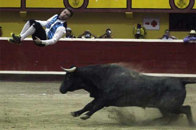 Un salto hacia atrás iniciado frente a la cara del burel. Ejecución perfecta de los Recortadores españoles