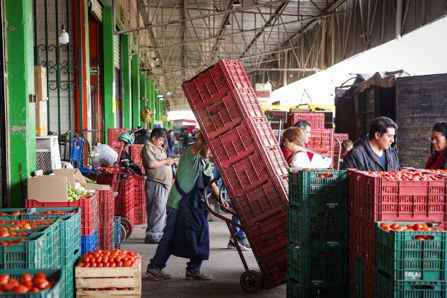 Trabajadores en la Central de Abasto