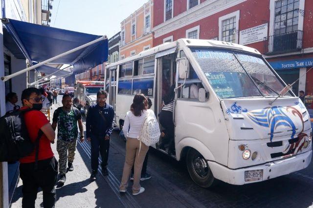 Usuarios del transporte público, en espera de abordar una unidad