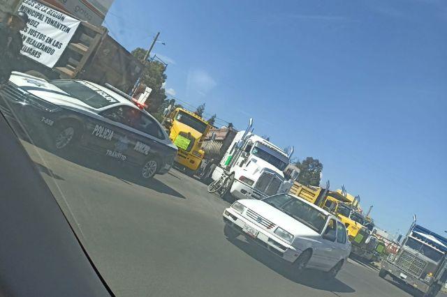 Transportistas bloquean accesos en Cholula