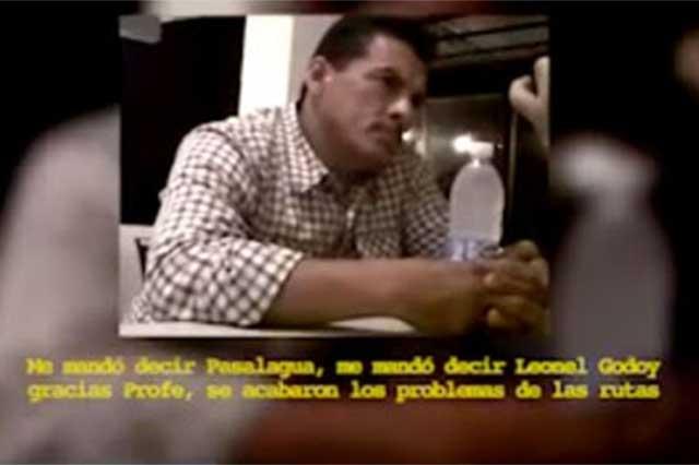 El hombre que acompaña a Gómez Martínez "La Tuta" en el video difundido hoy