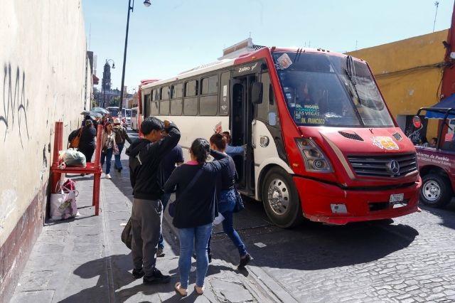 Usuarios del transporte público en espera de una unidad
