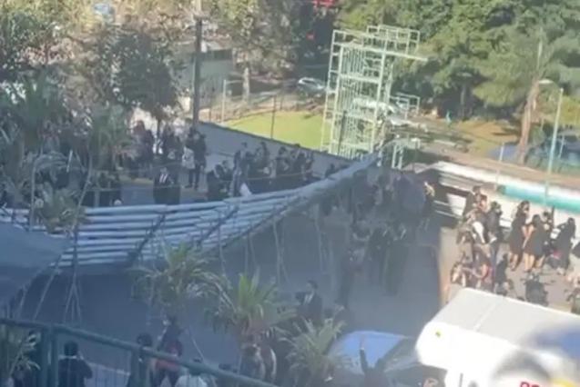 Como en la Ibero, colapsa estructura para foto de generación en la UV