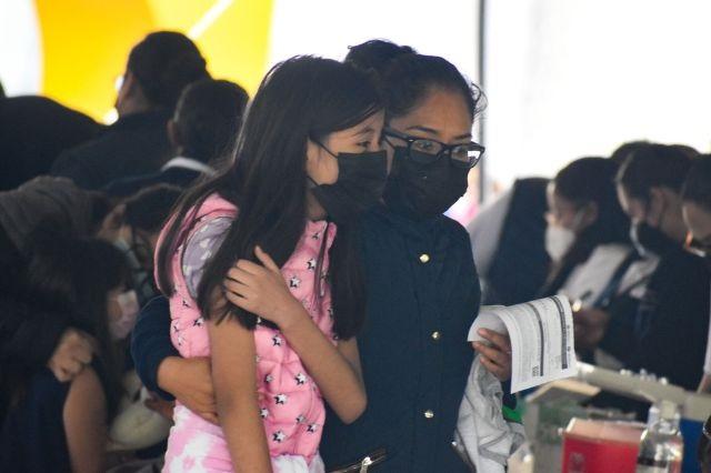 Una madre y una hija en un puesto de vacunación