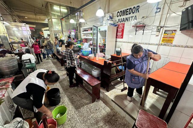 Locatarios de mercados y centros comerciales realizan fumigación en los inmuebles